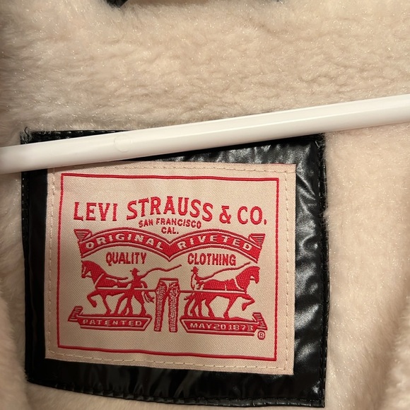 Levi Black Shiny Puffer Coat Women’s Large, white furry lining nwt - Picture 2 of 6